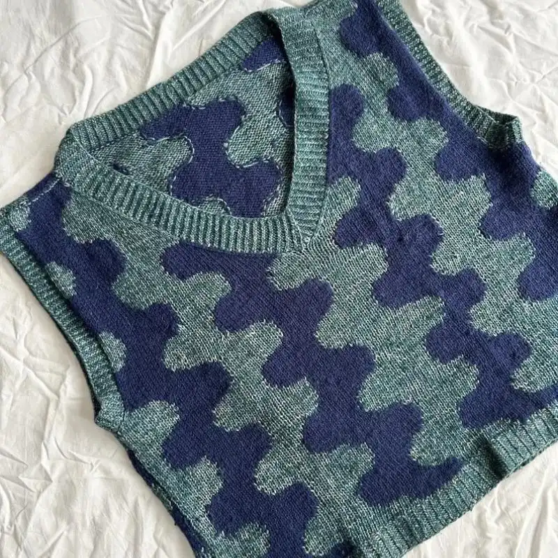 Intarsia Squiggly V-Neck Vest