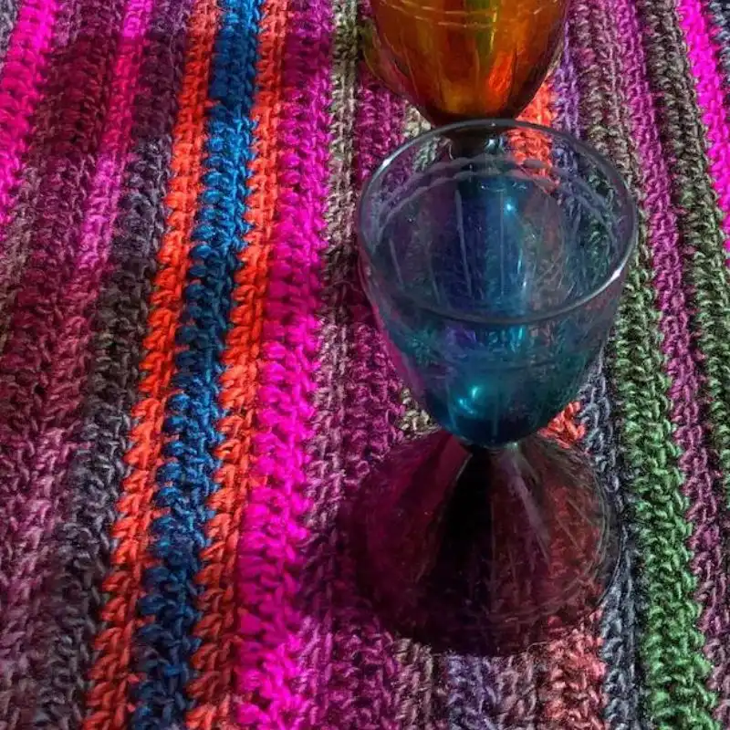 Vibrant 4-Hour Table Runner