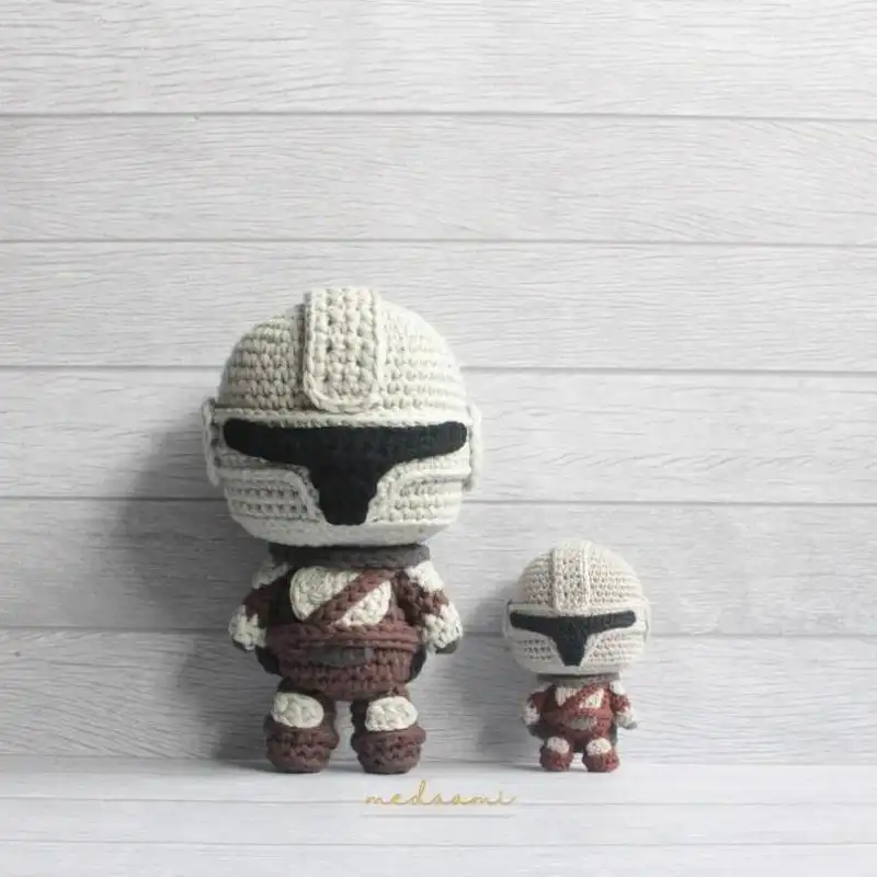 Bounty Hunter And Mini Baby Alien